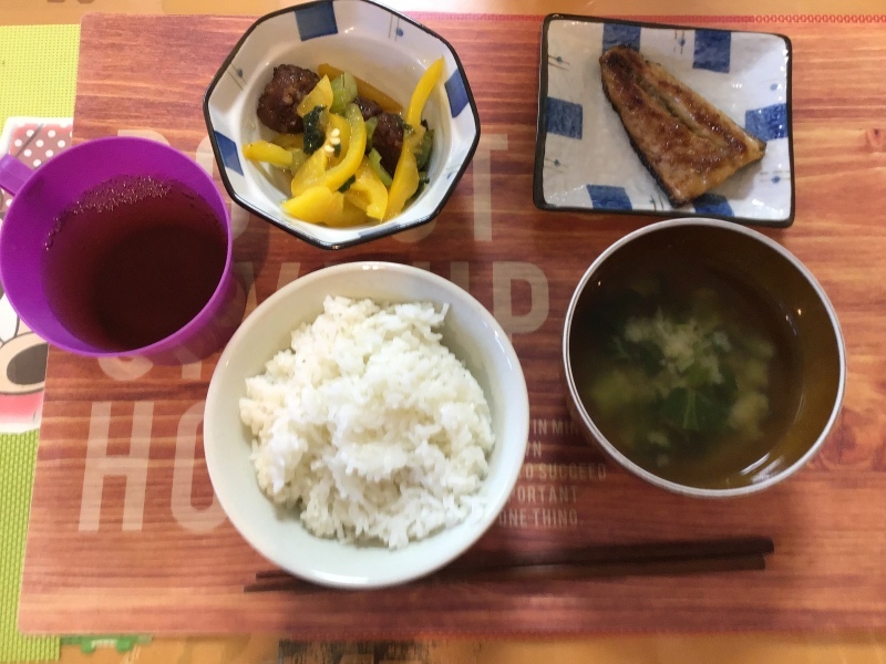 あじさい荘 朝食 ご飯 味噌汁 焼き魚 肉団子バブリカ 小松煮物 今日の献立 あじさい荘 朝食 ご飯 味噌汁 焼き魚 肉団子バブリカ 小松煮物 今日の献立