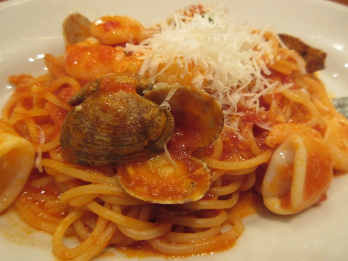 【To the Herbs】魚介のトマトソースパスタ_b0009849_18194352.jpg