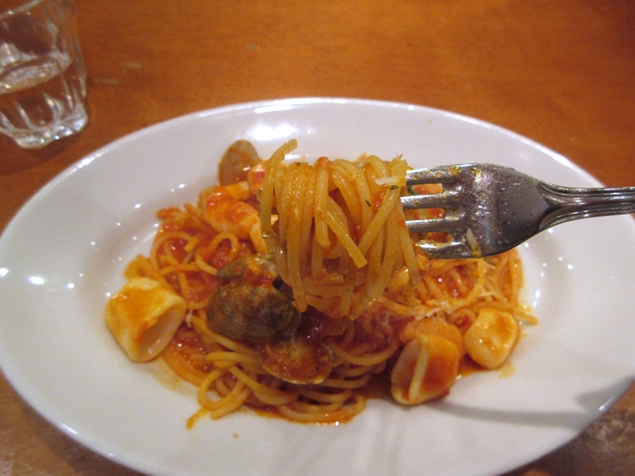 【To the Herbs】魚介のトマトソースパスタ_b0009849_1824203.jpg