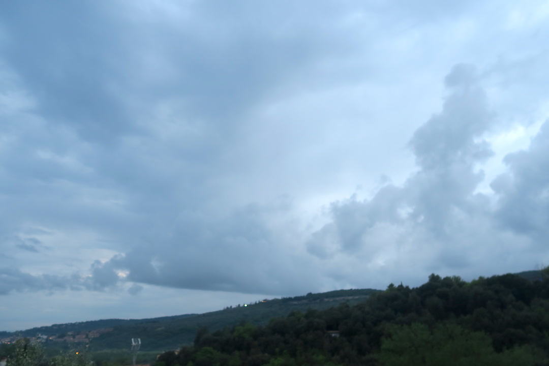 久しぶりに晴れた夕空と白い月_f0234936_613820.jpg