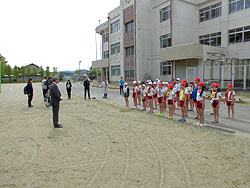 田植え体験(緑ヶ丘小・北郷小) _d0247484_9562183.jpg
