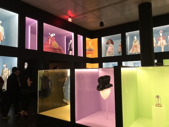 メットの キャンプ ファッション展開催 ビヨークと志村けんの差は何 黒部エリぞうのny通信