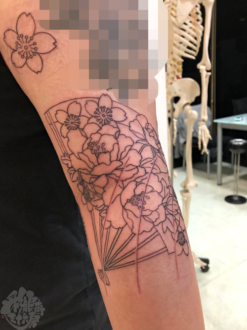 左腕スリーブ 扇子と金魚と桜散らし 彩躯術三十六房 Chamber36tattoostudio 左腕スリーブ 扇子と金魚と桜散らし 彩躯術三十六房 Chamber36tattoostudio