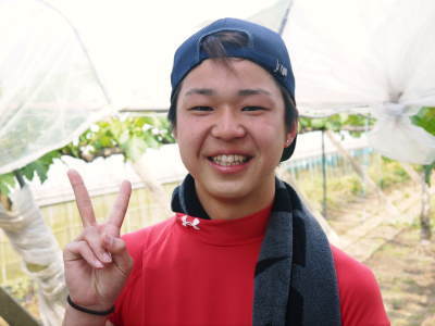 熊本ぶどう 社方園 順調に育つ様子と熊本農業大学の実習生(2019) 前編:匠の摘粒作業_a0254656_18184005.jpg