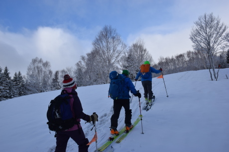 2019年4月27日、小雪交じりの尾瀬至仏山から山の鼻に滑り降りる。_c0242406_10183929.jpg