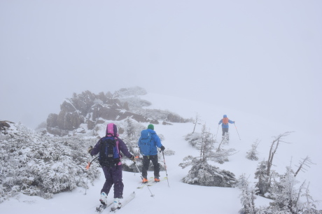 2019年4月27日、小雪交じりの尾瀬至仏山から山の鼻に滑り降りる。_c0242406_13534005.jpg