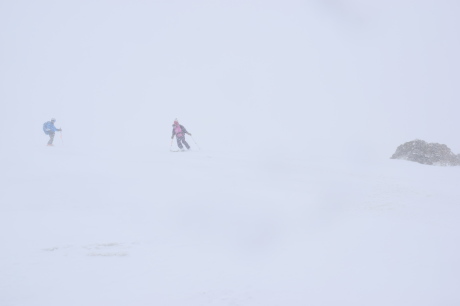 2019年4月27日、小雪交じりの尾瀬至仏山から山の鼻に滑り降りる。_c0242406_14375102.jpg