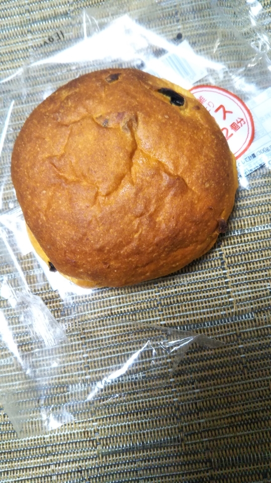 シャトレーゼ 玄米まるパン トマト&オリーブ_f0076001_21550942.jpg