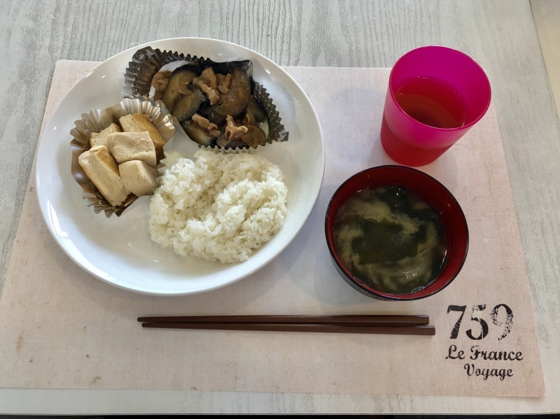 ひだまり工房 昼食 ナスの味噌炒め 厚揚げ煮物 ご飯 味噌汁_c0357519_11483361.jpeg