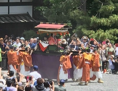 令和初の葵祭・雪花絞＋朝顔帯＋金魚帯留・帯揚。_f0181251_17354430.jpg