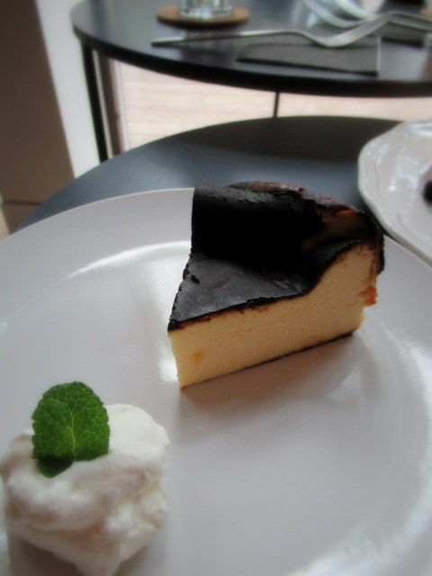 「森のカフェ」グランドオープン * いちごのパブロバ&バスク風チーズケーキ♪_f0236260_01454957.jpg