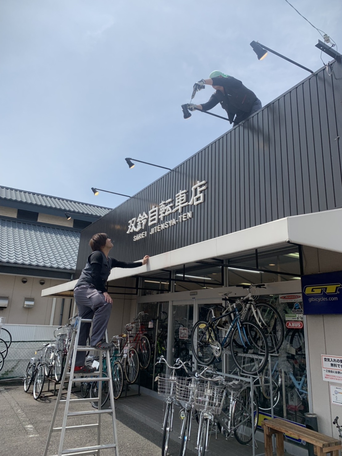 お店を塗り直ししました_b0189682_16584640.jpg