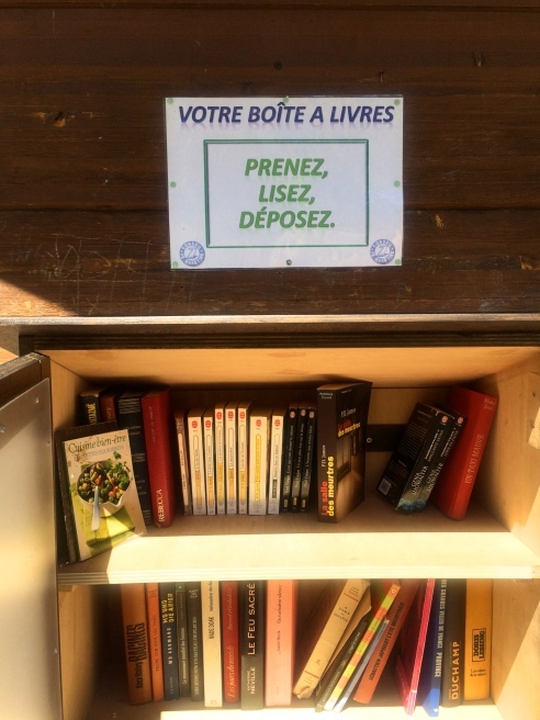 無料で本が手に入る! Boîte à lire ボワット・ア・リール =読書箱_a0231632_06233574.jpg