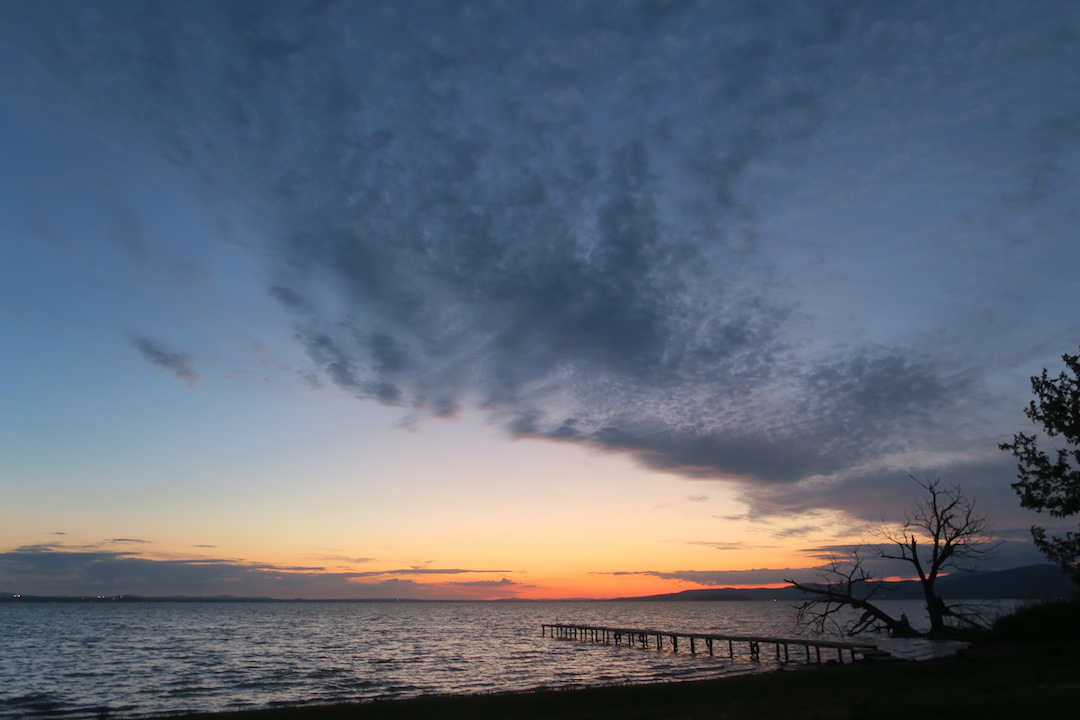 夕焼けも宵も美しトラジメーノ湖_f0234936_723933.jpg