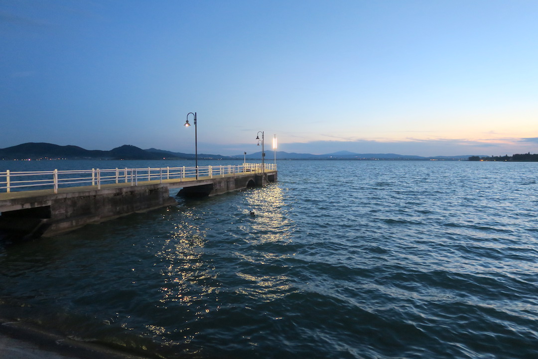 夕焼けも宵も美しトラジメーノ湖_f0234936_728155.jpg