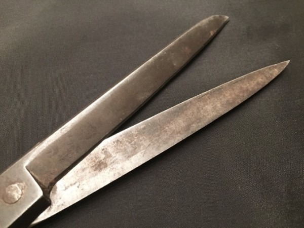 平成最後のヨーロッパ買い付け後記１３　カメラの充電切れてやる気削げた！！　入荷スカル＆クロスボーン　サインボード　ハサミ　オープナーなど雑貨類_f0180307_02051570.jpg