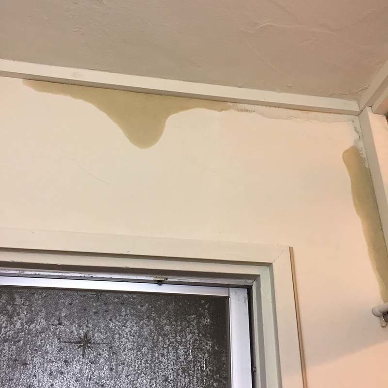 上層階の水漏れで 再び珪藻土塗り直し Angle From The Balcony