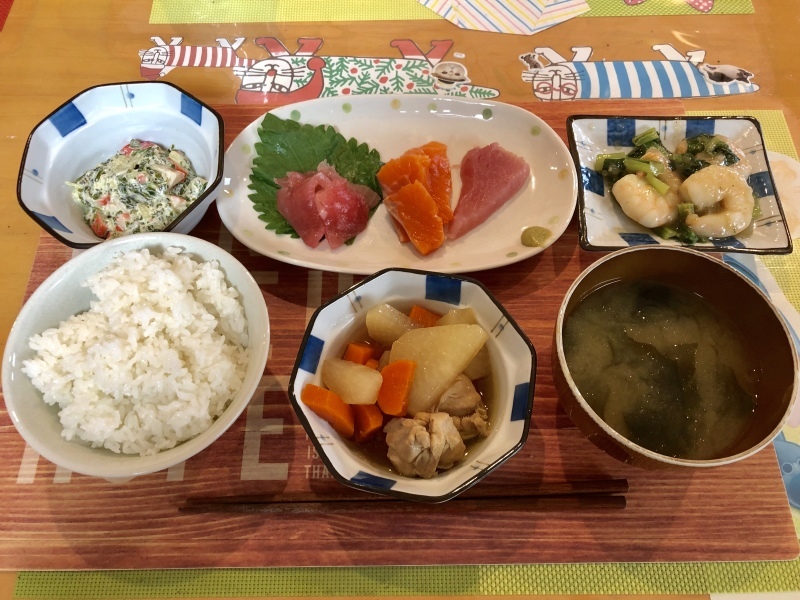 あじさい荘 夕食 お刺身 まぐろ サーモン 鶏大根煮 海老小松菜ガーリック炒め めかぶサラダ ご飯 わかめ味噌汁 今日の献立
