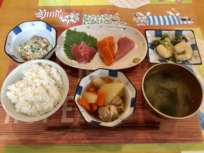 あじさい荘 夕食 お刺身（まぐろ、サーモン） 鶏大根煮 海老小松菜ガーリック炒め めかぶサラダ ご飯 わかめ味噌汁_c0357519_17505188.jpeg