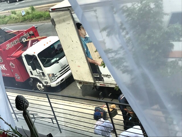 せっかく片付けたのにまた巨大トラックが! 断捨離同時進行_d0269832_06095775.jpeg