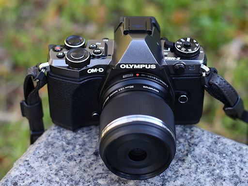 OLYMPUS OM-D E-M5 MarkII レンズ付き