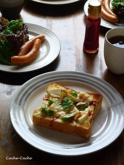 やまや醤でピリ辛 筍とそら豆のチーズトースト キッチンで猫と