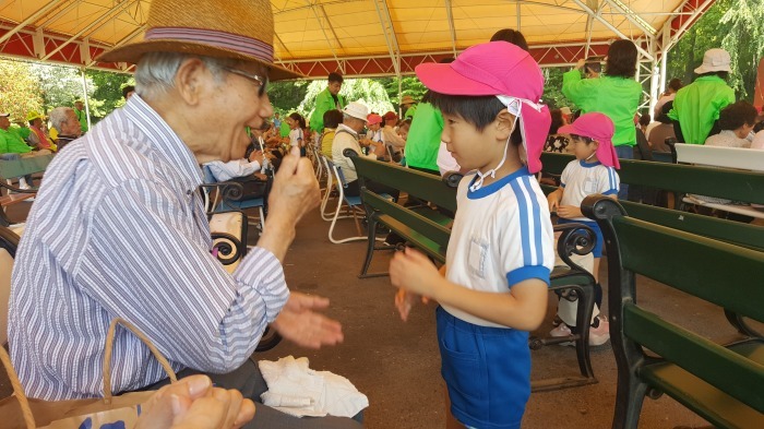 令和元年５月24日（金）晴　32度の夏日　遊園地で高齢者と小さなこどものふれあい広場が花園_d0228399_18543867.jpg