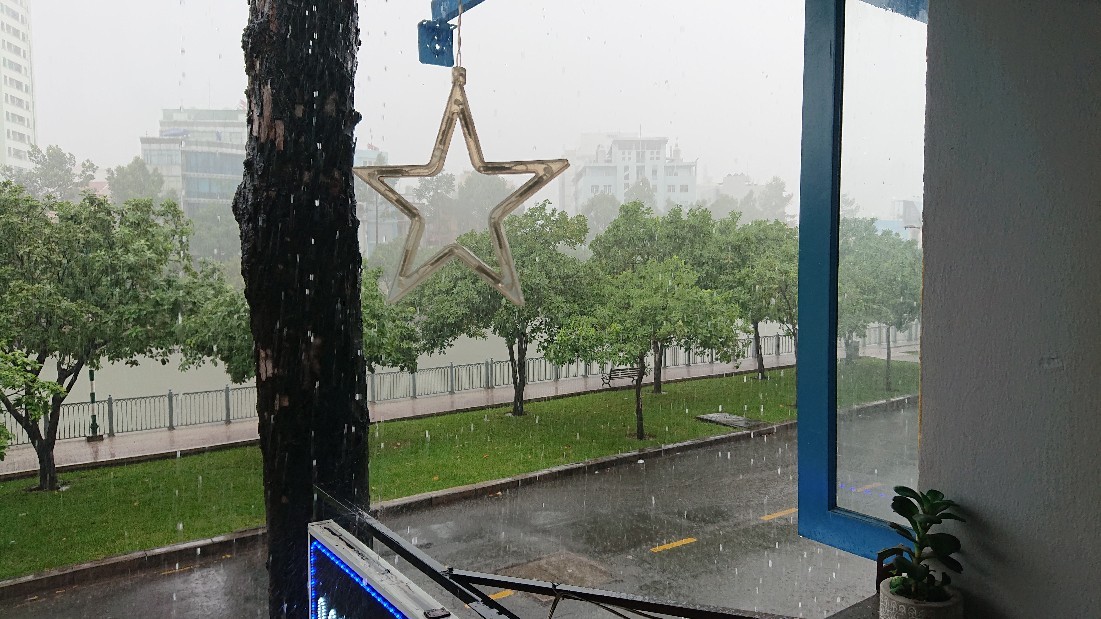 雨宿りのどようび午後 きょうの空は