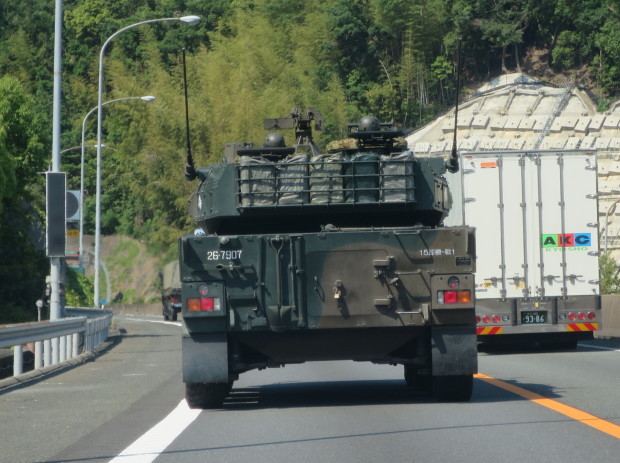 名神高速道路を走っていると、鉄の塊が~~_e0360512_11250913.jpg