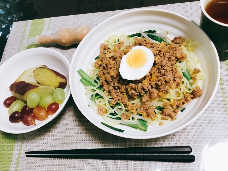 &#127803;ひまわり荘 昼食&#127803; ジャージャー麺、蒸かし芋、ブドウ、パピコアイス_c0357519_11592951.jpeg