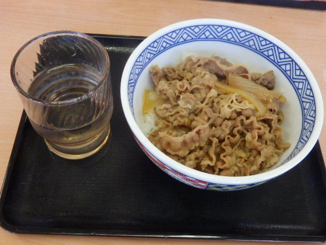 吉野家の新小盛牛丼　　　　　　神戸駅前店_c0118393_17510507.jpg