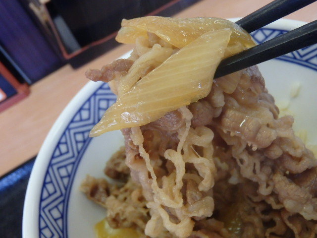 吉野家の新小盛牛丼　　　　　　神戸駅前店_c0118393_17512412.jpg