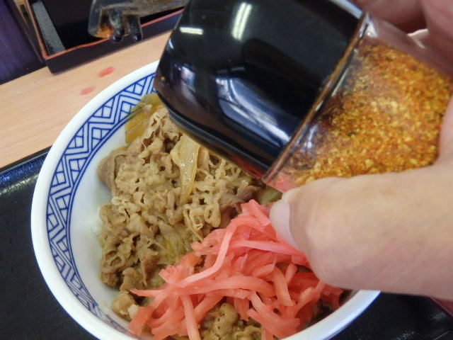 吉野家の新小盛牛丼　　　　　　神戸駅前店_c0118393_17520549.jpg