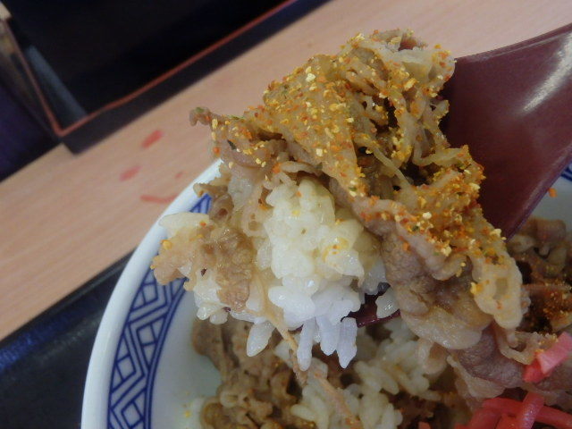 吉野家の新小盛牛丼　　　　　　神戸駅前店_c0118393_18004219.jpg