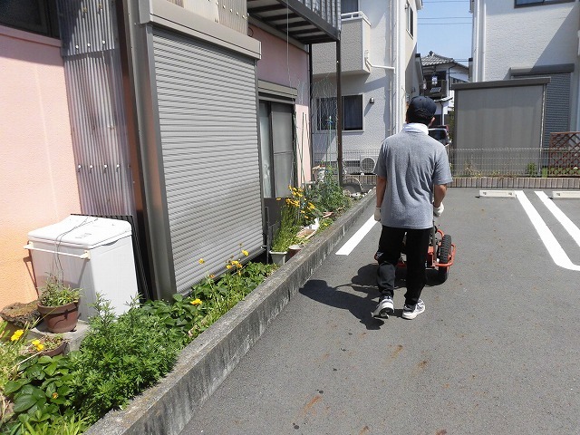 暑い中、休憩の冷たい缶コーヒーが身体に沁みた 駿河台三丁目の防疫(消毒)作業_f0141310_07220670.jpg