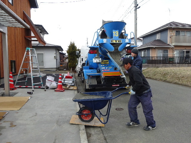 桜台の家　外構工事が進行中です。_f0105112_04154158.jpg