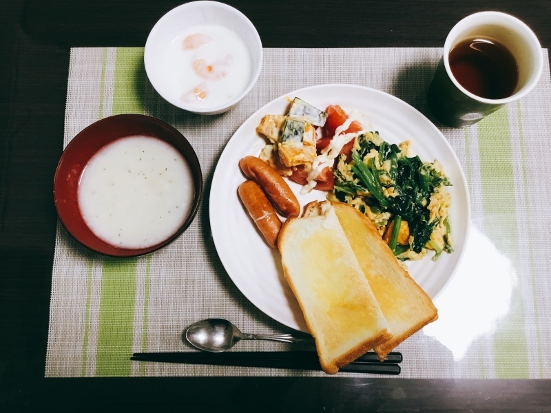 ひまわり荘朝食 ほうれん草卵炒め ウインナーソテー かぼちゃのボイル みかんヨーグルト ポタージュスープ パン_c0357519_02280660.jpeg