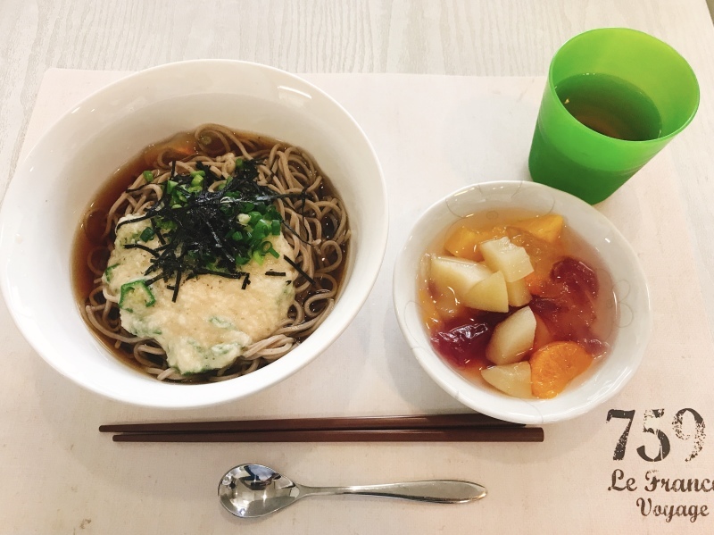 ひだまり工房昼食 冷やしとろろオクラ蕎麦 フルーツとゼリー 今日の献立
