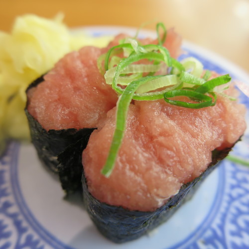 朝：キノコ＆野菜炒め、目玉焼き添え　昼：くら寿司　夜：小松菜若葉添えフキの煮物、大根煮＆納豆_c0075701_21582936.jpg