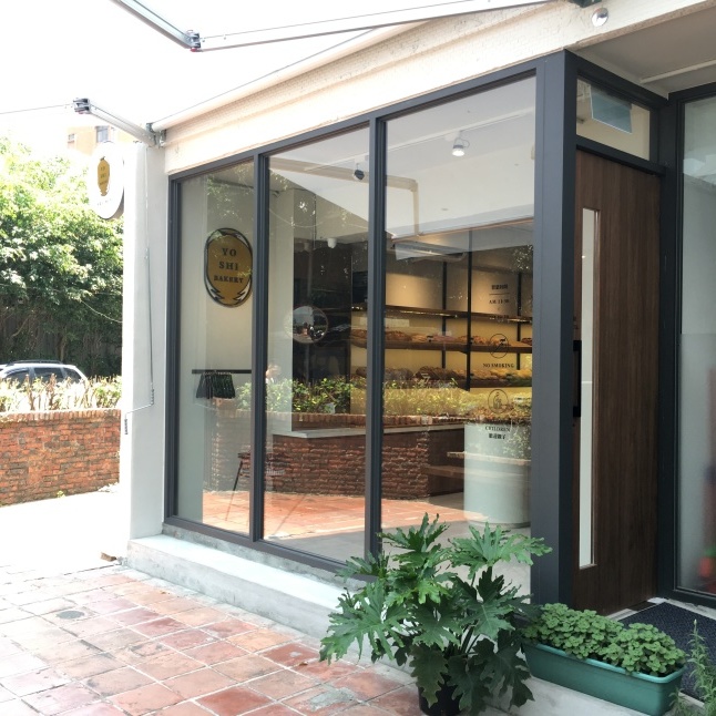 パン屋さん「YOSHI BAKERY」の馬告パイナップルケーキ(台北)_e0209865_09540749.jpeg