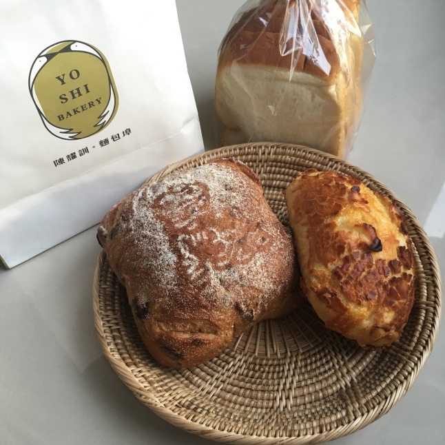 パン屋さん「YOSHI BAKERY」の馬告パイナップルケーキ(台北)_e0209865_09554841.jpeg