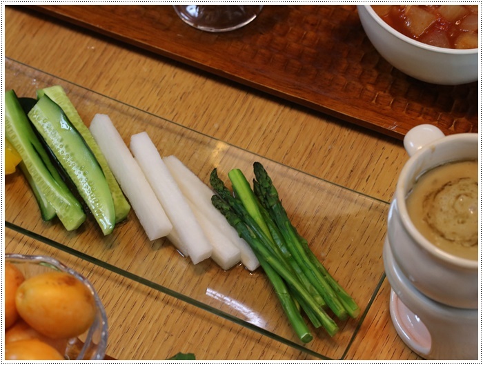 我が家の菜園での、今年初めての収穫は、きゅうり~とってもみずみずしかった\(>∀<)/_b0175688_20360644.jpg