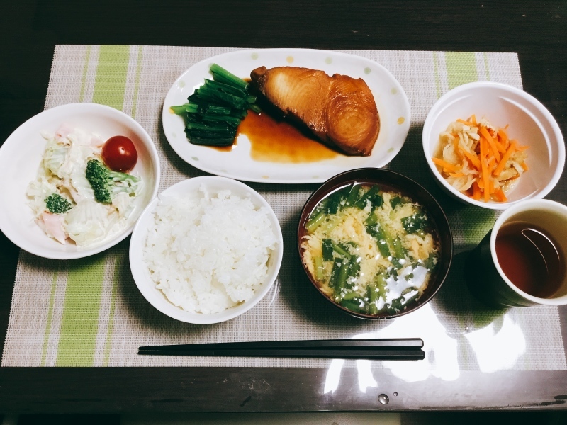 ひまわり荘 夕食 カジキの煮付け キャベツとブロッコリーのサラダ 切り干し大根 にら玉味噌汁 今日の献立