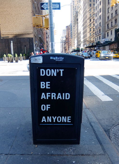 NYの街角アート『希望』前に「誰も恐れるな」_b0007805_11461414.jpg