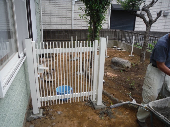 ワンちゃん用遊び場 ~ 完成です。_d0165368_05161132.jpg