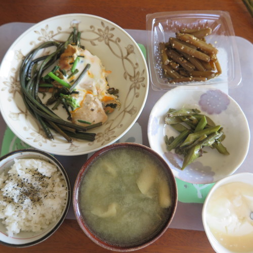 朝：煮込み目玉焼き　昼：東家のおすすめランチ、極上本鮪の鉄火丼　夜：ワラビご飯、２０１９．６．４_c0075701_22343639.jpg