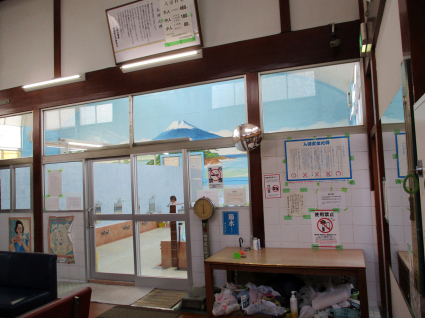 大きな煙突が堂々とそびえ立つ、潮の薫りが漂う銭湯。_e0120614_22310785.jpg