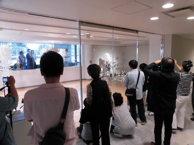 鈴木つなパフォーマンス「赤い羽根」inふじ・紙のアートミュージアム_f0141310_08181248.jpg
