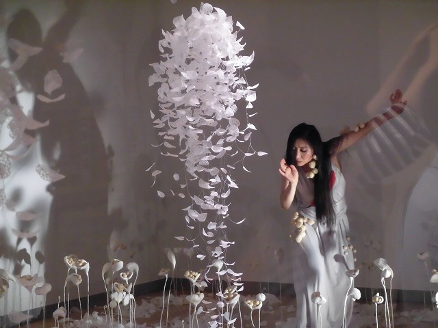 鈴木つなパフォーマンス「赤い羽根」inふじ・紙のアートミュージアム_f0141310_08183765.jpg