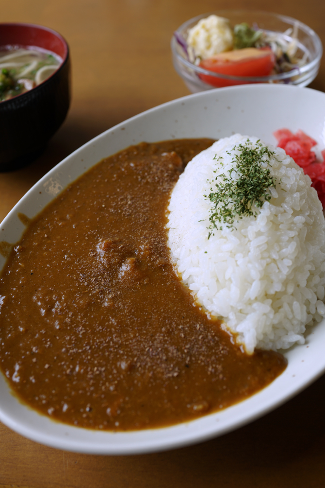 八重山そばの名店 丸八そばのそば出汁カレー ちゅらかじとがちまやぁ